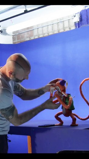 A timelapse with me animate the beautiful monkeybone fan puppet by @beetleowl . #stopmotion #animation #magic #monkeybone #animal #pets #stuntpuppetpictures #justinrasch