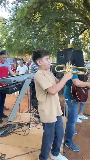 2.9M views · 29K reactions | Eduardo González hijo de Leonardo Gonzalez Armoa acompañando con buena música  ✅️ | Fan de grupo the Fenders | Facebook
