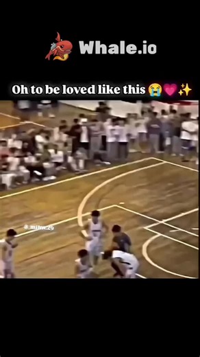 success on Instagram: "日本利用压电瓷砖将脚步转化为电能。这些瓷砖捕捉来自你脚步的动能。当你行走时,你的重量和动作会对瓷砖产生压力。瓷砖会轻微弯曲,从而产生机械应力。瓷砖内部的压电材料将这种应力转化为电能。每一步都会产生少量电荷,而数百万步结合在一起就能产生足够的电力来驱动 LED灯、数字显示屏和传感器。在像涩谷车站这样繁忙的地方,每天大约有240万个脚步为这一系统作出贡献。这些电能可以被储存或立即使用,从而减少对传统电力来源的依赖,并支持可持续的城市基础设施。这种方法将日常运动转化为实用的可再生能源 #日本 #知识 #事实#你知道吗#推荐科技 创新 历史 技术 实验"