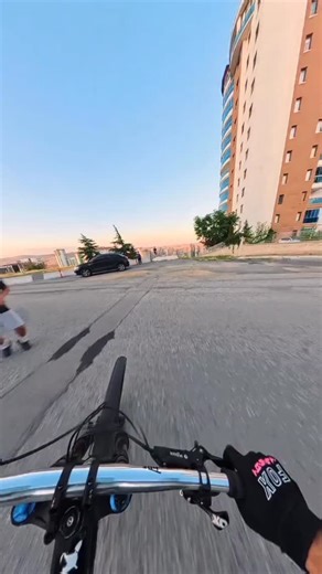 @dupsmemez on Instagram: "你居然用翻译器来看这段文字。你的人生到底在干嘛？你以为能在这里找到点有趣的东西，结果却发现这根本说不通。然后你还继续读这段翻译过来的文字。我真搞不懂你。你又在浪费一秒钟。回去继续看视频，给那些大平台的算法喂料吧，你除了这个就没别的用处了。真是荒唐。咚咚咚咚。她屁股后面真让人毛骨悚然。"