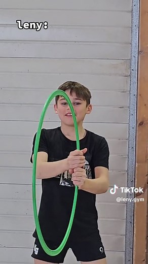 Défis acrobatiques en cirque : Cerceaux et gymnastique