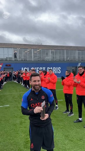 6M views · 185K reactions |  Messi returns to a guard of honour in Paris | UEFA Champions League | Facebook