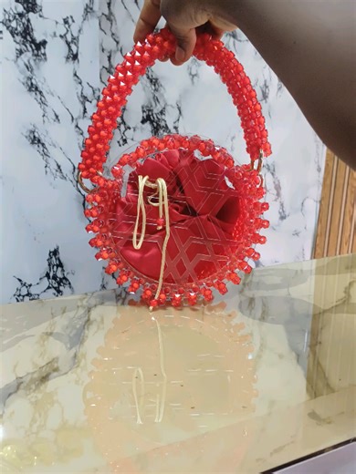 Meet our stunning handcrafted CLARA CLUTCH in red, designed to turn heads effortlessly. You can carry it as a chic clutch using the fully beaded handle, or switch it up with the sleek metal handle for a classy crossbody look. ✅Perfect for weddings, owambe, date nights, and special occasions, this statement beaded bag blends elegance with functionality. If you love unique handmade bags that stand out, this is definitely for you ❤️ 🏷️45000NGN Production takes 7-9days Customized order available Na