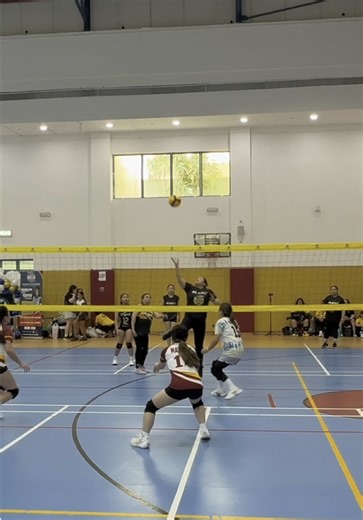 Grabe yung hakbang ni atwe, kala mo mahaba ang biyas! 🤭 Hahahaha! Habol pa more! 🤣 #volleyball #dubai #fyp