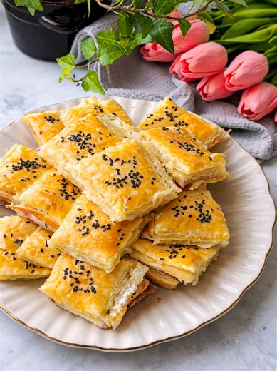 Chrupiące z zewnątrz, mięciutkie w środku… Są takie przekąski, które znikają szybciej, niż zdążysz powiedzieć „ciasto francuskie” 🤭🤭 Te szybkie kanapeczki z ciasta francuskiego to mój ratunek na niespodziewanych gości, rodzinne spotkania i leniwą kolację. Idealne na imprezę, domówkę, kolację lub lunchbox. Proste składniki, minimum pracy i maksimum smaku _________________________ ☑️ Składniki: • 2 opakowania ciasta francuskiego • ulubiona szynka (u mnie szynka konserwowa) • ser żółty – użyłam m