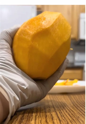 🥭 Let’s start Winter with Summer sweetness 🌟😊 Peruvian Kent Mango is delivering a burst of summer flavor when you need it most. Watch that knife glide through that creamy, low-fiber flesh — it’s pure gold. Worth every penny! 👍 #mango #knifeskills #tropicalvibes #sweettreat #satisfyingvideo