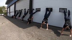 [#Handstandtshirtchallenge] Nous avons relevé le défi qui nous a été lancé par les Pompiers de Paris 🤸‍♂👕 A notre tour de défier l'Armée de l'air, la Police Nationale et la Sécurité civile. 👍 Nous comptons sur vous pour enfiler vos plus beaux T-shirts ! | Gendarmerie nationale