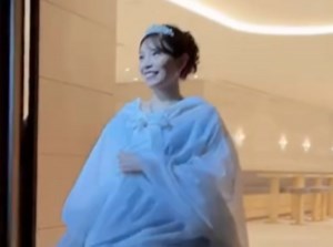 ディズニー大好きな新婦、結婚式で叶えた“夢の演出”が412万再生　まさかの大変身に「震えました」「本当にディズニーみたい」（2/3） | ライフスタイル ねとらぼ