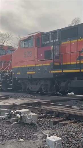 BNSF DASH-8 529 IN A POWER MOVE!