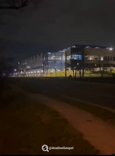 🇧🇷 O ruído gerado por datacenters está se tornando um grande problema para cidades que possuem essas instalações logo ao lado de bairros residenciais.Muitas empresas de tecnologia estão interessadas em instalar diversos datacenters no Brasil para aproveitar a energia elétrica barata e água em abundância disponíveis no país, recursos essenciais para a operação dessas instalações.Enquanto milhões de brasileiros ainda mal têm acesso à energia elétrica ou pagam contas absurdas por eletricidade con