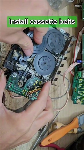 Instalar las correas en el reproductor de casetes Sony CFS-710S. #cassetteplayer