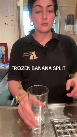 Frozen Banana Split 🍌🍓🧊 Alkoholfrei, cremig und perfekt für heiße Tage Zutaten • Eiswürfel • Bananensaft • Himbeersirup weniger Sirup = weniger süß mehr Sirup = süßer Folge mir gern für mehr einfache & leckere Drinkideen 💛 #erfolgsserum #sommerdrink #drinkidee #cocktailrezept #viraldrink