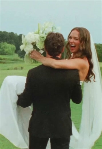 I love this couple and will never tire of posting them lol. It’s always such a sweet moment to snag the newlyweds for pics. They’re always so cheery and it makes my job a BREEZE !! #16mm #film #16mmfilm #weddingvideographer #weddingsonfilm