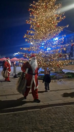 46K views · 800 reactions | Tuzla se ove godine po prvi našla na mapi jedinstvenog prazničnog događaja koji je privukao veliku pažnju građana. Udruženje oldtimer entuzijasta, koje već godinama putuje svijetom i učestvuje na najljepšim okupljanjima ljubitelja klasičnih vozila, odlučilo se da dio te čarolije donese i u grad soli. | Tuzlanski.ba | Facebook