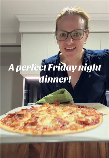 Home made pizza on a Friday night cannot be beaten! #dinner #dinnerideas #pizza #cookwithme #weeknightdinner