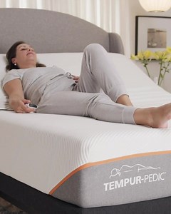 The head and foot control, massage, backlit wireless remote, pre-set memory buttons and a zero-gravity option are a few of the many reasons why you may just need to introduce a lifestyle adjustable base into your sleep space 😴 💤 #SleepWellStayWell | Sleep Country Canada