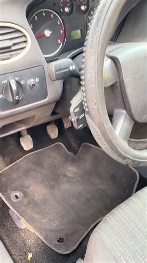 Comment conduire une voiture manuelle ? Guide simple pour débutants