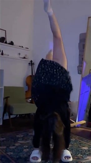 Handstand Girl Fart 🤸🏻‍♀️🫢