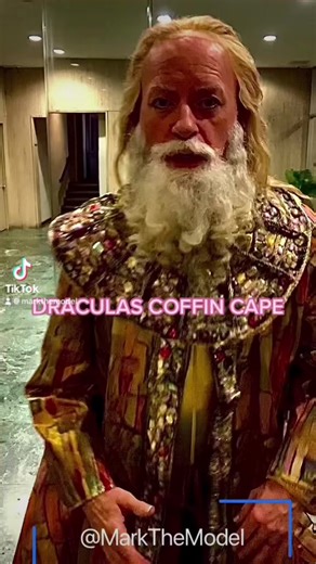 Bram Stokers Dracula “coffin robe” #EikoIshioka #eastmeetswest #costumedesign #halloween #garyoldman #gothdad #markhendersonactormodel #goth #DRACULA #worldsmostglamorousman #dracula1992