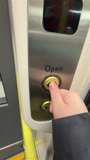 Southern Class 377/4 doors open at London Victoria