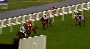 It’s BetMGM Clarence House Chase week 🏇 What better way to get things started than rewinding to the unbelievable UN DE SCEAUX, taking the first of his record three Clarence House Chase wins 🔵🟠 Can Willie Mullins repeat the feat this weekend with IL ETAIT TEMPS? | Ascot Racecourse