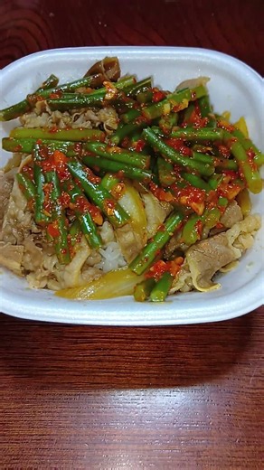 今日のお昼ごはん ニンニクの芽牛丼＆ウナ牛(ネギ抜き)#すき家#牛丼#期間限定