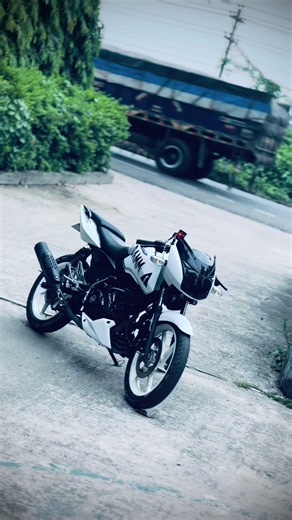 White Pulsar Pulsar Damm bike video highlights