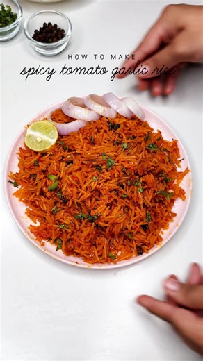 How to make spicy tomato garlic rice 🍘🍅 #garlic #tomato #friedrice #food #foodie #easyrecipe