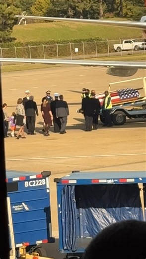 After exiting the plane in Norfolk, Virginia, the soldier was returned to his family. 🇺🇸 | Tommy Norman