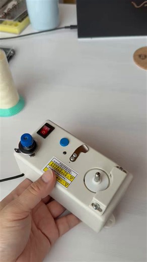ボビンワインダー（要するにボビンに糸を巻くツール）を入手したのですが、写真には本体と糸を固定するための金属プレートと糸を上に引っ掛ける吊るし？が同梱されているかのような雰囲気だったのに、届いたのは本体だけ！と言うわけで、ついカッとなって3Dプリンターでワインダー本体とスプールを取り付ける座グリ付きの設置台と、糸を上に引っ掛けるポールが一体となったワインダーベースを作ってしまった😁とりあえず初めて使ってみたけど、一応ボビン巻きとして機能しているようだ。ただ、テンション調整がこれで良いのかちょっとわからないので、その辺は糸調子を確認しながらって感じなのかな？あと、ビニモの20番、8番、5番とか太さが変わるとワインダーのテンションも変えたりするもんなんですかね？ボビン巻く時、最初に出てる糸ってみんなどうしてるんだろう？あれ、しばらくは指で摘んで引っ張ってないとちゃんと巻けないよね？でもずっと持ってるとすごい勢いで捻られるからコイルみたいになっちゃう。この動画みたいに途中で一回止めてトリミングして再開するとそこでテンション変わりそうな気もするしなー。なんか良い方法があったら教えてください先輩