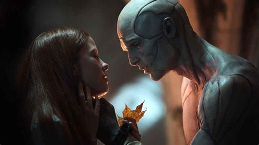 El tráiler final de Frankenstein muestra al monstruo más brutal y humano de Guillermo del Toro