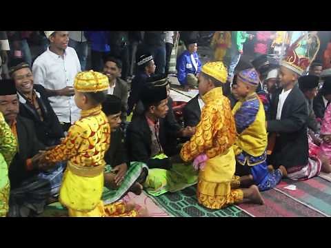 Acara Sunatan Massal dengan Tradisi Buton