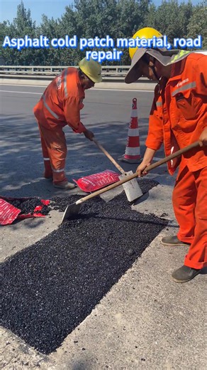 Before construction, demarcate the construction area and issue safety warnings. Use tools to clean up the crushed stones and waste residues in and around the pit to ensure there are no mud or other debris. Evenly apply the interface edge banding agent around and at the bottom. Pour the cold patch asphalt into the pit and spread it evenly to about 1.5 centimeters above the ground. Select appropriate tools for compaction based on the situation, such as small rollers and plate compactors. After com