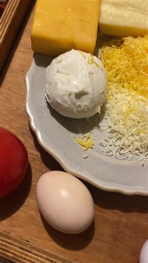 Prosty, szybki i wyjątkowo smaczny pomysł na posiłek, który sprawdzi się o każdej porze dnia. Wystarczy kilka składników i parę minut, by przygotować coś, co zaskoczy nie tylko smakiem, ale i wyglądem. Lekko, kolorowo i bardzo sycąco – sprawdź sam! Składniki: -1 tortilla pełno ziarnista - 3 jajka -pieczarki -ser -pomidor -papryka -szczypiorek -cebulka -olej/oliwa #przepis #tortilla #szybkiprzepis #domowegotowanie #prostoikreatywnie #zdrowejedzenie #kuchnia