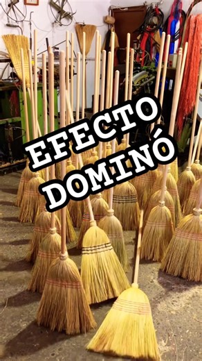 Jugando al efecto dominó #humor #risas #viral #satisfying #artesanal