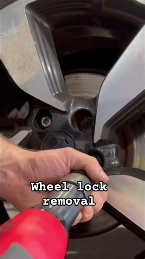 wheel lock lug nut remove.how to remove lug nut #wheelnuts #lugnuts