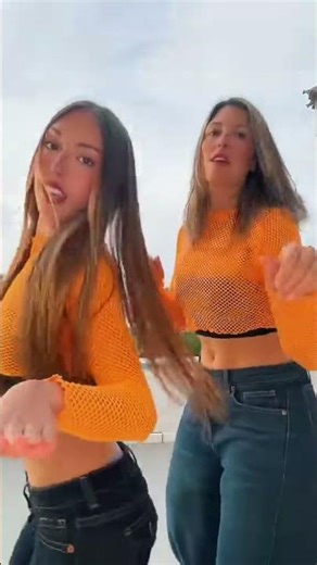a que hora viste el #baile #trend #amigas