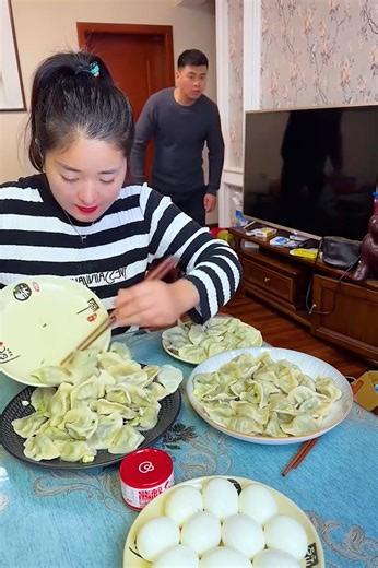 116K views · 1.6K reactions | Switching his yummy food with empty dumpling... Let’s see how he reacts! ️寧 #FoodPrank #YummySwap #BoomChallenge #Boomnow #Toptrending #吃货 | HuiJing Eating | Facebook