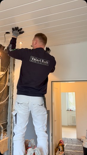 ✨ CHECK SMART WALL TILE 🛁 (-Werbung-) Ich habe dieses Badezimmer mit den CHECK SMART WALL TILES renoviert – und ich bin begeistert über dieses Ergebnis! 😍 Die Platten bestehen aus einer cleveren Mischung verschiedener Gesteine wie Quarz, Kalkstein und Zement – mit etwas Wasser und unter hohem Druck entsteht daraus eine superrobuste 8mm starke Fliese, die dann mit edlen Designs veredelt wird und anschließend eine Beschichtung aus UV-Lack erhält. 💪🔥 Was ich besonders gut finde: ✔️ Kaum Fugen ✔