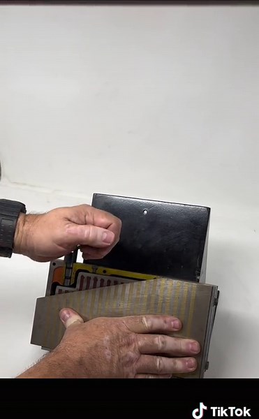 Curious what’s inside a permanent chuck and how it works? Our Vice President did a quick demo to explain! #obsidianmfg #manufacturing #machineshop #rebuild #electric #electromagnetism #magnet #project #rebuilding