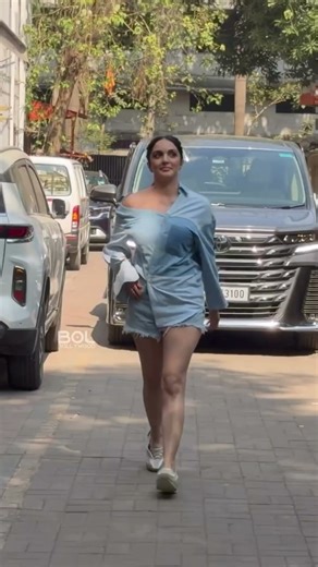Kiara Advani ka simple top… lekin price 💸 #shorts #kiaraadvani #celebrityfashion