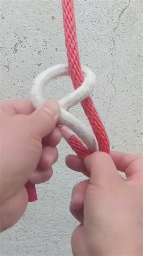 A secure figure eight knot tying method
