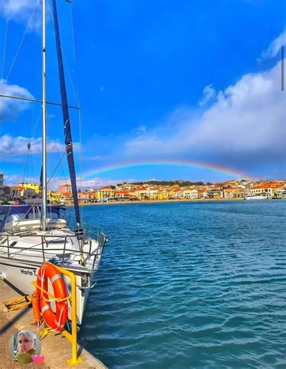 Mytilene – Mytilene Yesterday in Mytilene… A rainbow gently stretched across the harbor, as if the sky itself wanted to embrace the island. Boats resting by the shore, colorful houses reflecting on the water, and a quiet moment where time seemed to pause. Lesvos once again reminds us — beauty is not just seen, it is felt. 📸 Source: panagiotischristofas ⸻ 📍Μυτιλήνη – Mytilene Χθες στη Μυτιλήνη… Ένα ουράνιο τόξο απλώθηκε πάνω από το λιμάνι, σαν να ήθελε ο ουρανός να αγκαλιάσει το νησί. Τα σκάφη 
