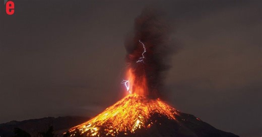 Au Mexique, la spectaculaire éruption du volcan Colima