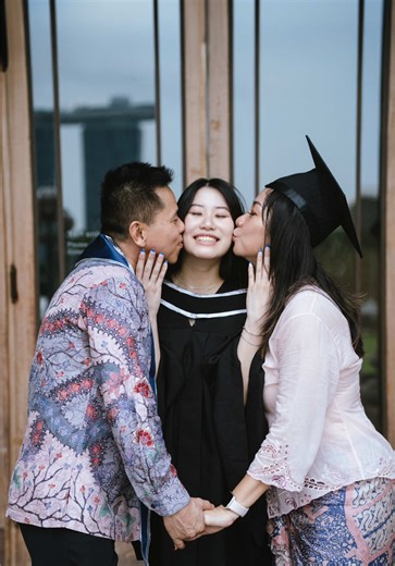 Creative Graduation Photo Poses with Parents