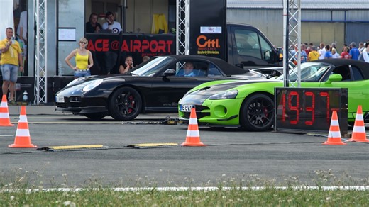 Porsche 911 Turbo vs Dodge Viper drag sprint