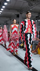 The Missoni Spring Summer 2025 Women’s collection is an act of simplification. A transformation towards another dimension, tidy yet very energic. This season creativity serves as a means of abstraction, that becomes an act of clarity and new vitality. Creative Director: @filippograzioli Stylist: @imruh Casting: @ben_grimes_casting Hair: @jawaraw @ghditalia Make up: @diane.kendal @kikomilano Original sound: @populousmusic @roccorampino @helloemmanuelle #MissoniSS25 #Missoni | Missoni