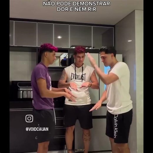 CANNOT SHOW PAIN OR LAUGH | *Who is the most macho??* 🤣🤣 #leozinn077 #voidca