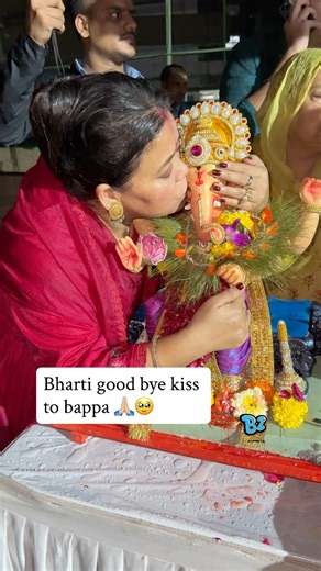 Bharti final good bye kiss to her bappa 🙏🏼🥹❤️#buzzzookascrolls | Buzzzooka Scrolls