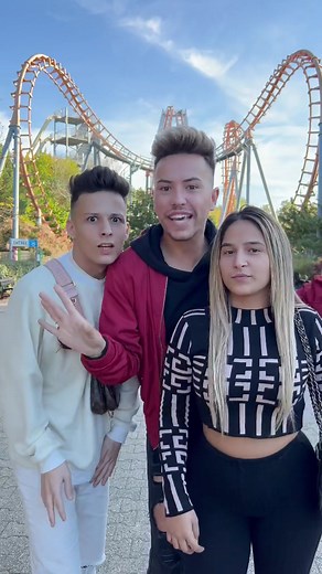 On reste enfermé dans le Parc d’attraction pour Halloween et ça tourne mal 😱😭